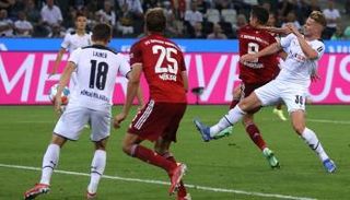 من مباراة مونشنجلادباخ وبايرن ميونخ في الدوري الألماني