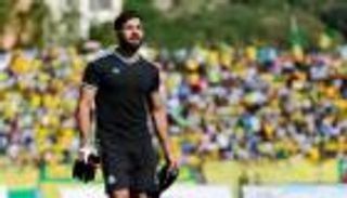 الدوري المصري.. حارس بيراميدز "المنحوس" ينجو من الموت بأعجوبة