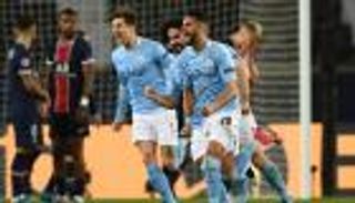 من أجل محرز.. مشجع جزائري يطارد حافلة مانشستر سيتي