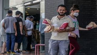 لبناني يشتري الخبز وسط نقص حاد في الوقود وانقطاع التيار الكهربائي