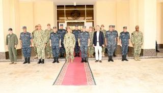  قائد القوات البحرية الأمريكي في زيارة إلى قاعدة 