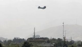 مروحية تحلق في سماء كابول