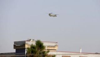 مروحية تحلق في سماء كابول