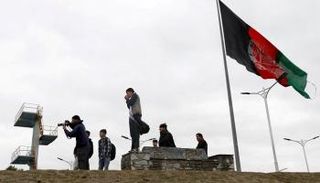 أفغان يترقبون الوضع في كابول