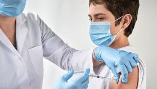 اللقاح يقلل المرض الشديد لكن تبقى فرص العدوى قائمة