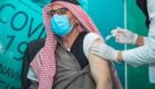 السعودية توفر خدمة التطعيم ضد كورونا للمسنين بمنازلهم