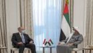  محمد بن زايد يتسلم دعوة للمشاركة في قمة دول جوار العراق