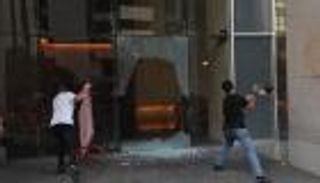 تحطيم واجهة منزل رئيس وزراء لبنان.. وصدامات بين المحتجين والأمن