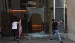 تكسير البوابة الرئيسية لمنزل ميقاتي.