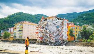 بعض آثار الفيضانات في تركيا