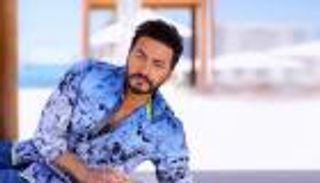 تامر حسني.. عامل بـ"سوبر ماركت" يخطف قلوب الجماهير العربية