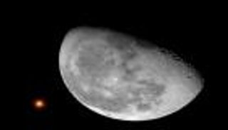 القمر الأحدب يقترن بـ"قلب العقرب" الليلة.. الرؤية بالعين المجردة