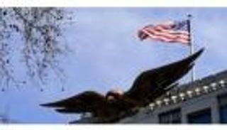 إنزال علم السفارة الأمريكية بكابول.. إخلاء آمن