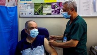 عراقي يتلقى جرعة من لقاح كورونا