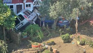 سيارات جرفتها مياه الأمطار