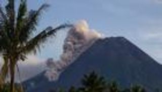 ثوران بركان ميرابي في إندونيسيا.. والرماد يحجب السماء