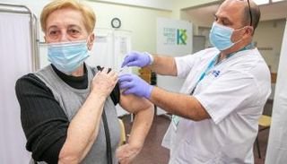 سيدة تحصل على لقاح فيروس كورونا