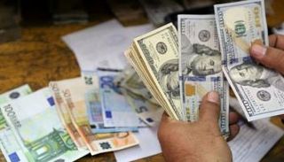 موظف بأحد مصارف ليبيا. (أرشيفية)