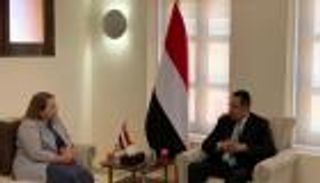 حكومة اليمن تحذر من اتساع الأزمة الاقتصادية بعد انهيار الريال