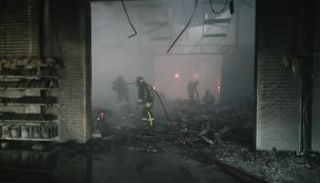 رجال الإطفاء في موقع الحريق