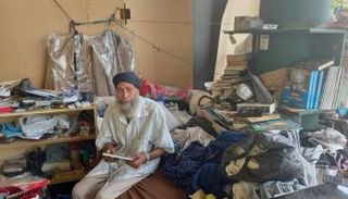 محمد المغربي وسط مسكنه وكتبه