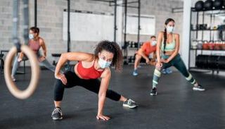 مجموعة أشخاص يمارسون التمارين داخل صالة رياضية