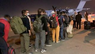 مشهد من بدء الإجلاء أمس - الفرنسية