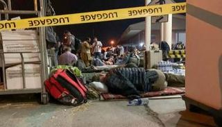 أجانب يفترشون أرض مطار كابول في انتظار طائرات الإجلاء