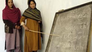 النساء الأفغانيات.. طوّرن الروبوت ويبحثن عن حقوقهن