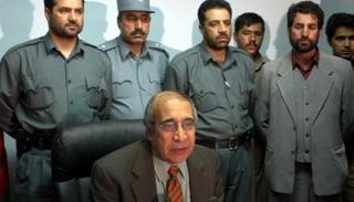 علي أحمد جلالي خلال توليه منصب وزير داخلية أفغانستان في 2005 - أ.ف.ب