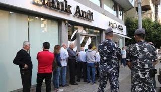 لبنانيون أمام بنك عودة في بيروت - أرشيف