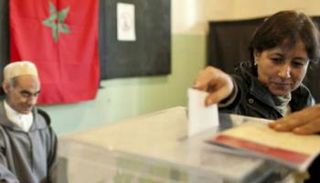 سيدة مغربية تدلي بصوتها في الانتخابات - أرشيفية