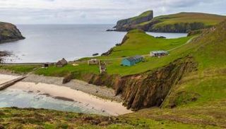 المدرسة تقع في جزيرة "فير آيل" التي يسكنها 60 شخصا فقط