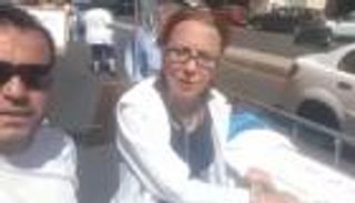 فيديو.. نقل مريض سيراً على الأقدام بدلا من الإسعاف في بيروت.. ما القصة؟‎‎