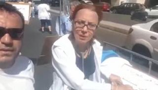 نقل مريض سيراً على الأقدام بدلا من الإسعاف في بيروت