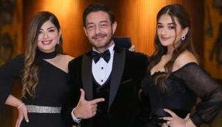 أحمد زاهر يتوسط ابنتيه ملك وليلى