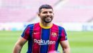 أجويرو يبدأ رحلته مع برشلونة بقميص ميسي