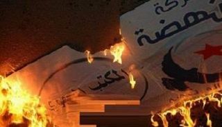 تونسيون غاضبون يحرقون مقرات حركة النهضة الأإخوانية