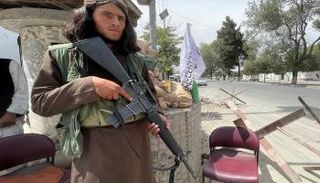 أحد عناصر طالبان في شوارع كابول- رويترز