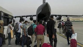 الدول الغربية تجلي رعاياها من أفغانستان- أ.ف.ب