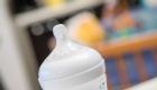 الطريقة الصحيحة لتنظيف زجاجة الرضاعة