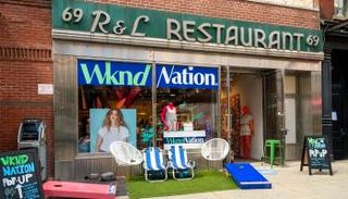 متجر لبيع الملابس النسائية بالتجزئة في نيويورك- رويترز