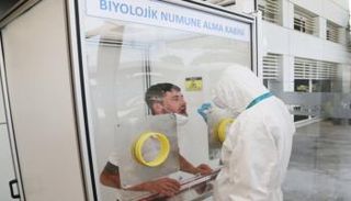 شخص يخضع لاختبار كورونا في تركيا