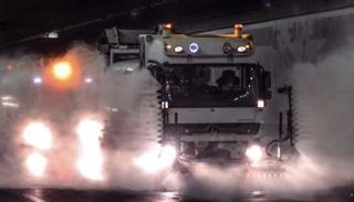 سيارة تقوم بتعقيم أحد الأنفاق في أبوظبي