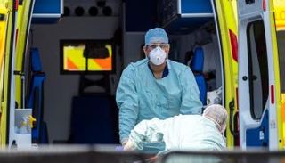 نقل مريض بفيروس كورونا في بريطانيا