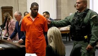 المغني الأمريكي آر كيلي خلال محاكمته في دعاوى الاعتداءات الجنسية