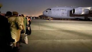 جانب من عملية الإجلاء من أفغانستان - أ.ف.ب