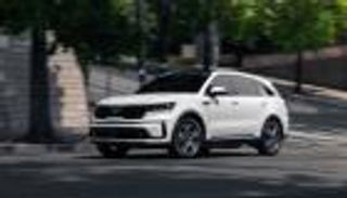 كيا تطرح النسخة الهجينة لعام 2022 من "سورينتو"