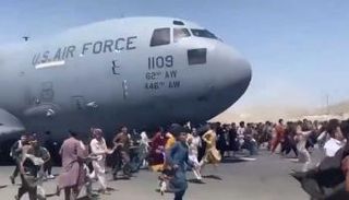 مشهد الهروب الكبير من أفغانستان