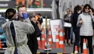 شخص يخضع لاختبار كورونا في نيوزيلندا